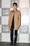 <b>韩国男明星宋钟基身着驼色风衣出席电影《特殊的顾客们》</b>