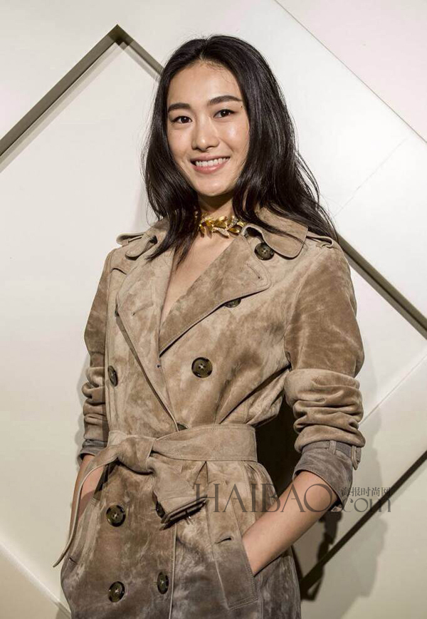 秦舒培着Burberry Trench风衣亮相博柏利  “风衣艺术”展 简洁又摩登
