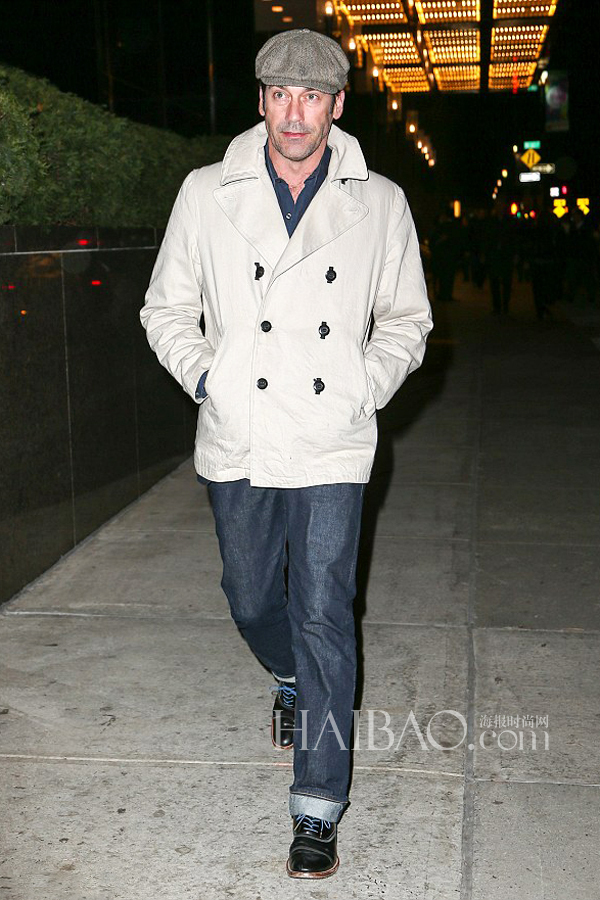 乔·汉姆  身穿短款双排扣风衣戴报童帽在纽约外出Jon Hamm