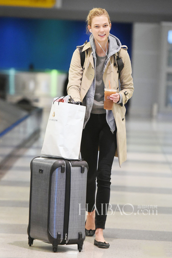 卡莉·克劳斯  风衣搭灰色帽衫休闲装抵达纽约JFK机场Karlie Kloss