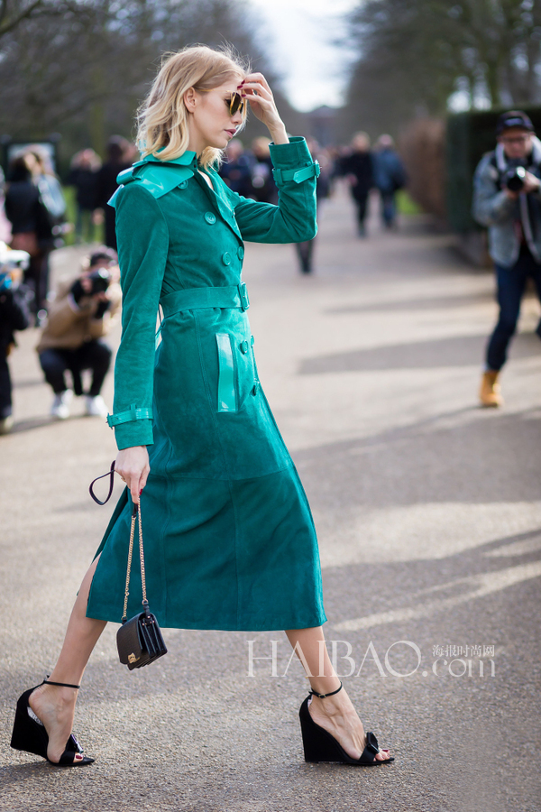 俄罗斯名媛埃琳娜·佩米诺娃  穿墨绿色风衣前往Burberry Prorsum秀场