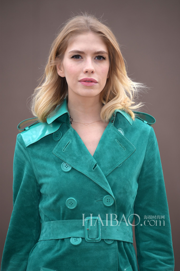 俄罗斯名媛埃琳娜·佩米诺娃  穿墨绿色风衣前往Burberry Prorsum秀场