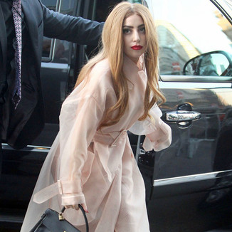 Lady Gaga身穿藕粉色透视风衣抵达在纽约入住的酒店门口Lady Gaga