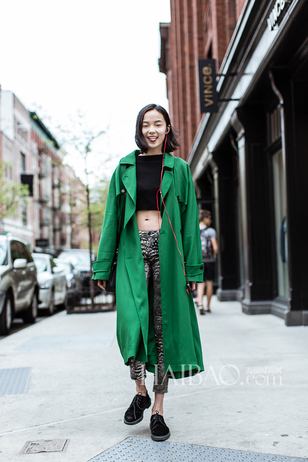 中国模特雎晓雯  纽约街拍：绿色长风衣超漂亮，内搭露脐装短打很有型！