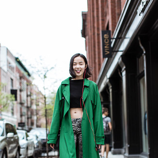 中国模特雎晓雯  纽约街拍：绿色长风衣超漂亮，内搭露脐装短打很有型！