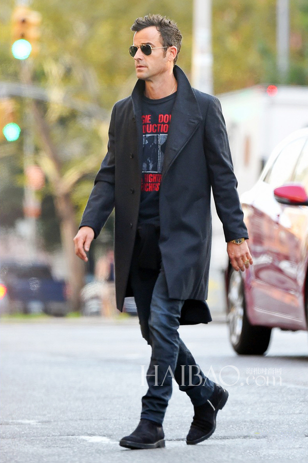 贾斯汀·塞洛克斯  身穿黑色风衣帅气在纽约外出