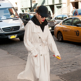 瑞塔·欧拉  穿米色长款风衣在纽约出街Rita Ora