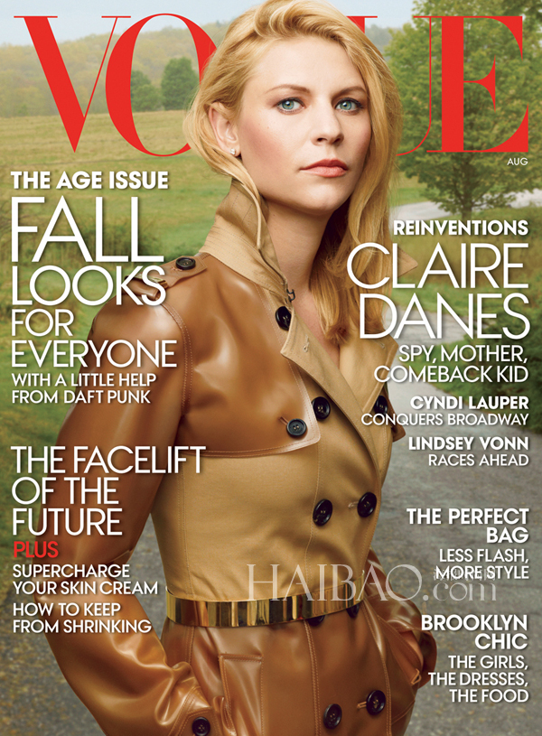 克莱尔·丹尼斯登上《Vogue》美国版2013年8月刊杂志封面，穿Burberry Prorsum风衣干练潇洒