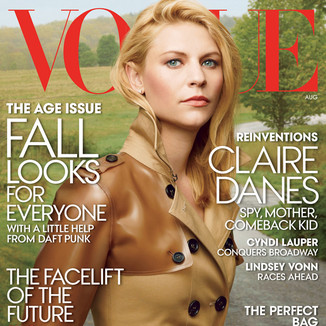 克莱尔·丹尼斯登上《Vogue》美国版2013年8月刊杂志封面，穿Burberry Prorsum风衣干