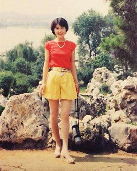 80年代女士复古风衣_80年代中国一代女性照片彰显了一种自然美