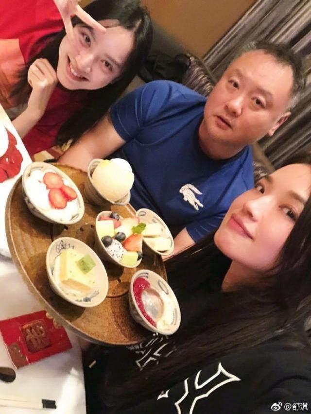 4045岁穿的风衣_衣品和年龄真没关系,过了45岁的女人学李冰冰这样穿,减龄显气质