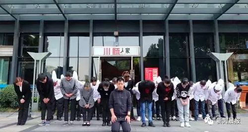 4岁男孩秋装风衣外套_何穗长风衣联想机场脱掉外套后看点十足4